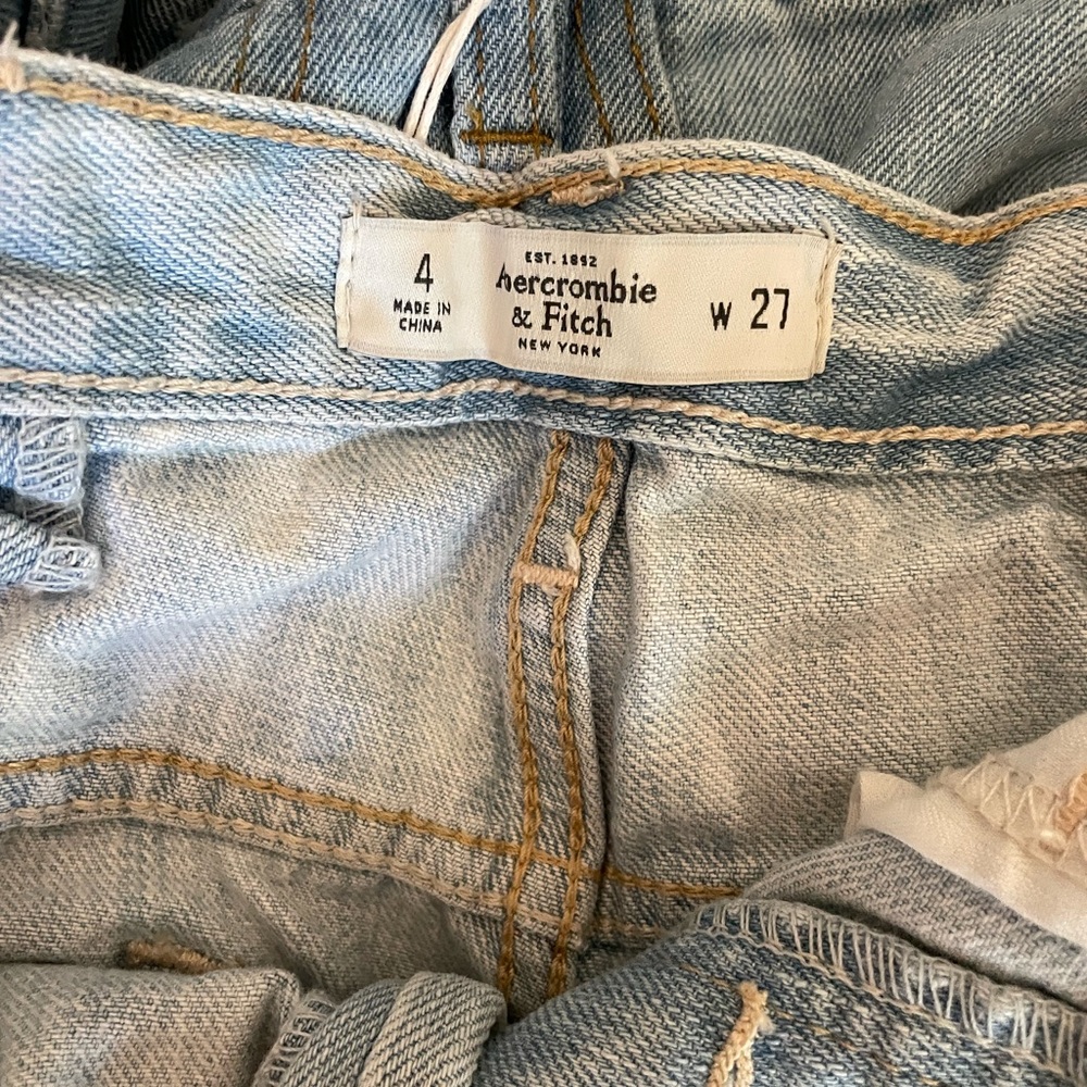 Size 4 Abercrombie shorts - Picture 2 of 7